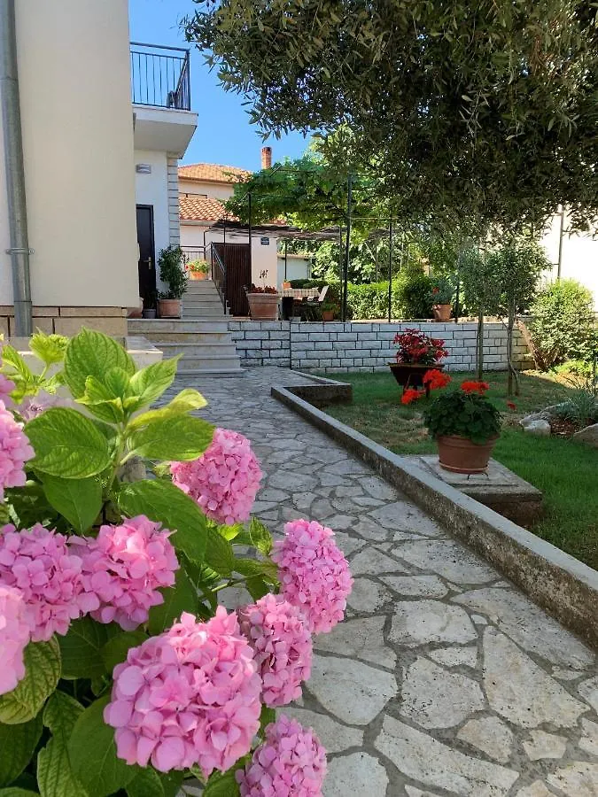 Holiday Home Dorina Pula